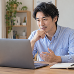 自宅からオンラインで働き方について相談する男性