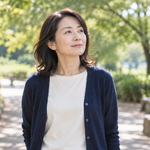 木々のある道で立ち止まり、考えを巡らせる女性